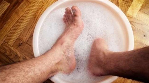 تنظيف وتجفيف ما بين الأصابع بعد خلع الحذاء