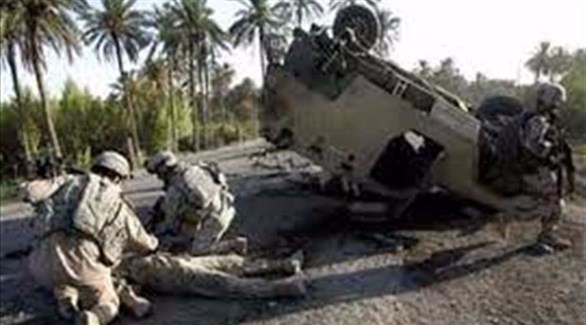 آلية أمريكية انقلبت نتيجة انفجار عبوة زرعت إلى جانب الطريق في العراق.(أرشيف)