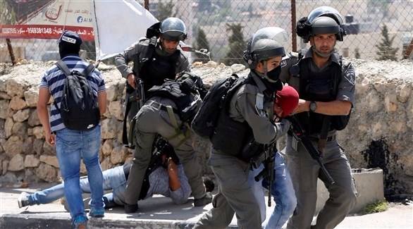 جنود الاحتلال الإسرائيلي يعتقلون فلسطينيين (أشيف)