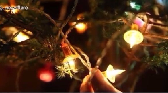 مصابيح الكريسماس تصمد 48 عاماً لدى عائلة بريطانية (يو بي آي)