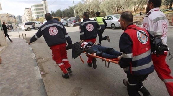 طواقم الهلال الأحمر الفلسطيني تنقذ جثمان أحد المصابين بعد احتجازه (أرشيف)