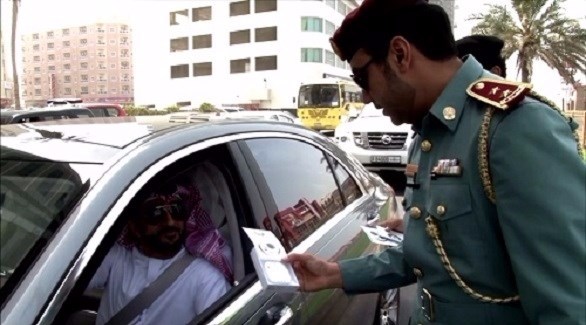 شرطة عجمان توزع "سماعات الخير والسلامة" بمناسبة أسبوع المرور وعام الخير