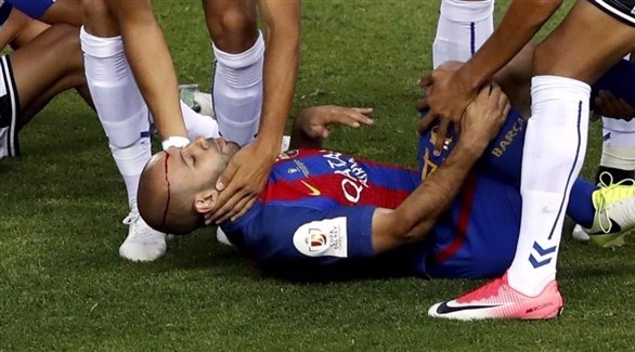 لاعب برشلونة خافيير ماسكيرانو خلال سقوطه مصاباً (إ ب أ)