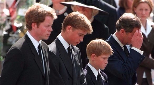 الأمير هاري وأخيه ووالده وجده أثناء عزاء والدته ديانا