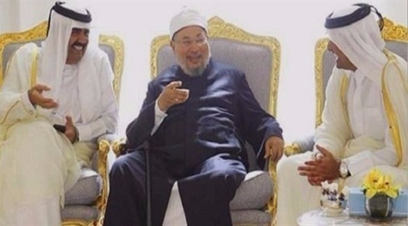 يوسف القرضاوي متوسطاً الأمير الحالي تميم والسابق حمد بن خليفة (أرشيف)