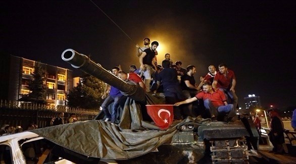 أتراك تسلقوا على دبابة لانقلابيين في اسطنبول.(أرشيف)