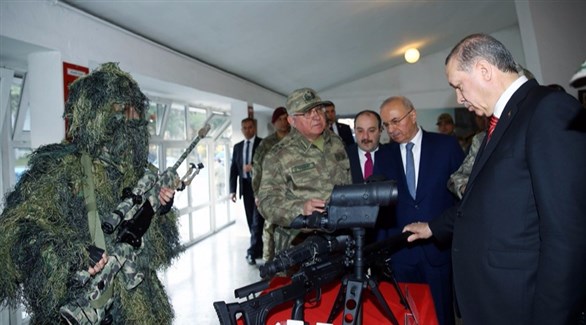 الرئيس التركي رجب طيب أردوغان وقيادات عسكرية.(أرشيف)