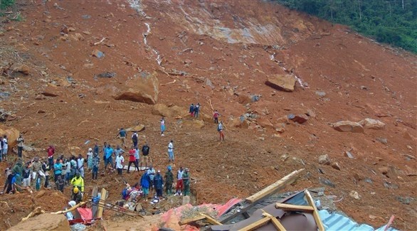 سكان يحاولون البحث عن ناجين من انزلاقات التربة في سيراليون (اي بي ايه)
