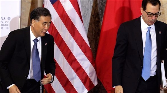  وزير الخزانة الأمريكي ستيف منوشين ونائب رئيس مجلس الدولة الصيني وانغ يانغ (رويترز)