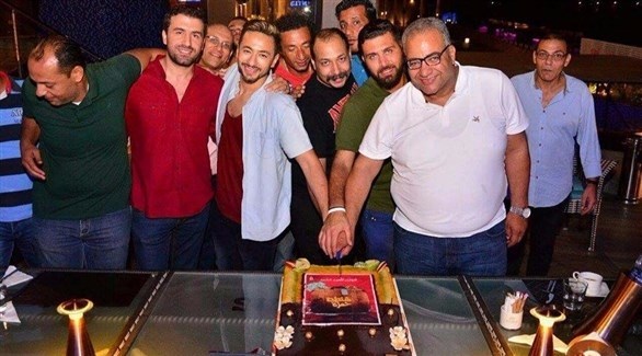 حمادة هلال يحتفل بانتهاء تصوير فيلمه الجديد مع الأبطال (المصدر)