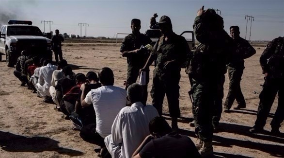 مقاتلون من داعش يسوقون معتقلين الى السجون.(أرشيف)