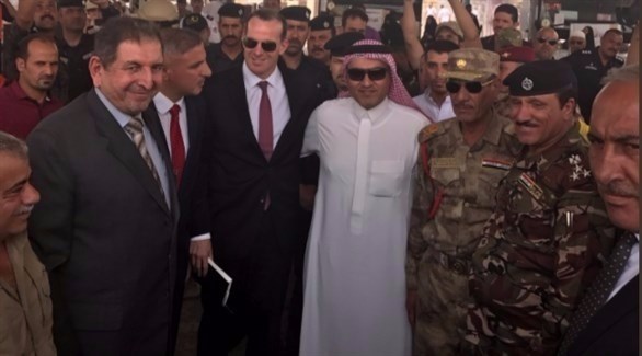 السفير السعودي السابق لدى بغداد ثامر السبهان وبريت ماكغورك يزوران معبر عرعر (تويتر)