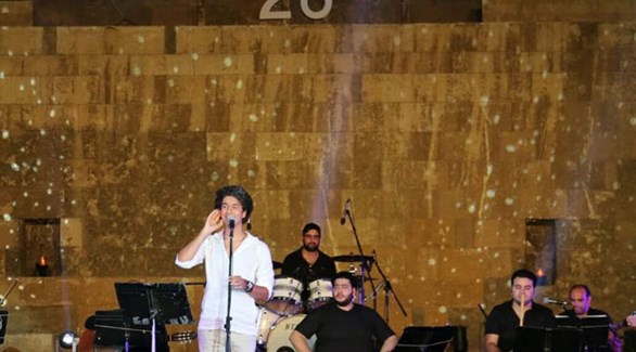 المطرب المصري محمد محسن خلال حفله بمحكي القلعة (المصدر)