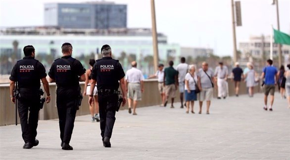 الشرطة الإسبانية تنتشر في أحياء برشلونة بعد الحادث الإرهابي (إ ب أ)