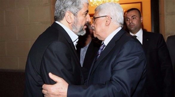 الرئيس الفلسطيني محمود عباس والقيادي في حماس خالد مشعل.(أرشيف)