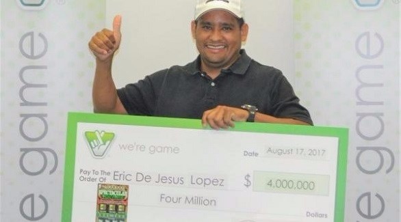 السيد لوبيز بعد فوزه بـ 4 ملايين دولار (يو بي آي)