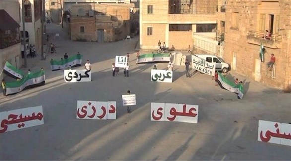 لافتات كتب عليها أسماء طوائف سوريا في سراقب.(أرشيف)