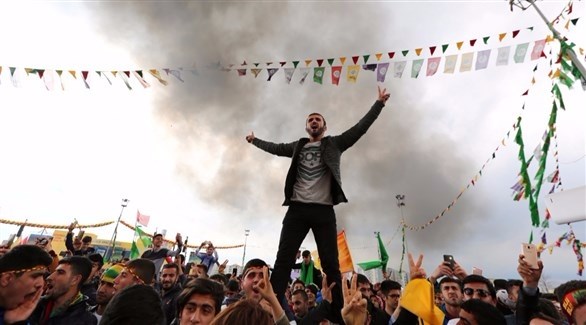 أكراد يحتفلون بعيد النوروز في دياربكر بتركيا.(أرشيف)