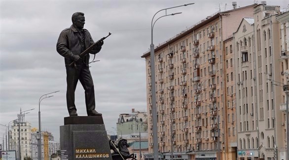  تمثال كلاشنيكوف المقام على قاعدة في ميدان صغير بطريق غاردن رينج بموسكو (إ ب أ)