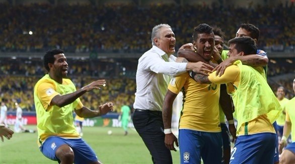 مدرب البرازيل يحتفل مع لاعبيه (أرشيف)