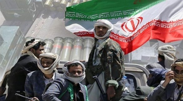 مقاتلون حوثيون مع العلم الإيراني في خلفية الصورة.(أرشيف)