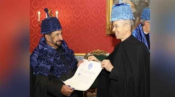 حاكم الشارقة الشيخ سلطان بن محمد القاسمي يتسلم شهادة الدكتوراه الفخرية (أرشيف)