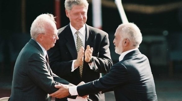 الملك الأردني الراحل حسين ورئيس الحكومة الإسرائيلية السابق اسحاق رابين بعد توقيع اتفاق وادي عربة بحضور الرئيس الأمريكي السابق بيل كلنتون (أرشيف)