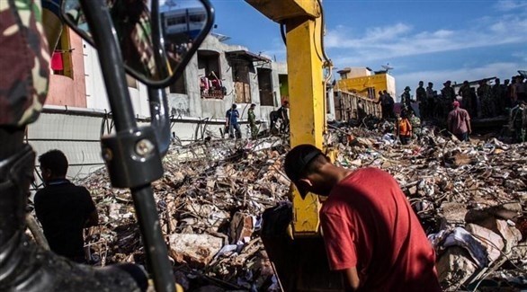 إندونيسيون يرفعون الركام والأنقاض بعد الزلزال المدمر وتسونامي (أرشيف)