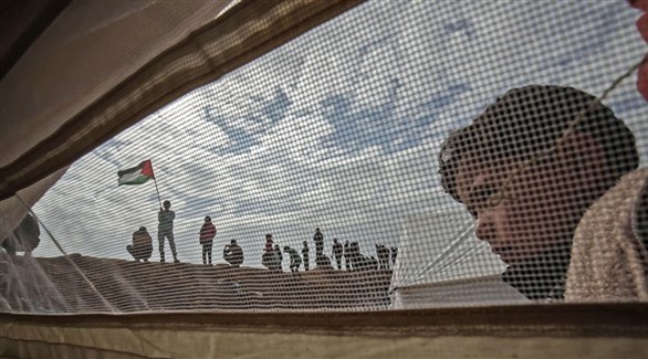 طفل فلسطيني ينظر إلى داخل خيمة في غزة (أرشيف)