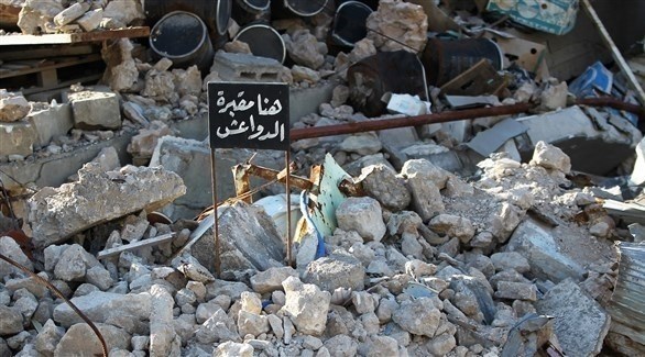 لافتة صغيرة كتب عليها "مقبرة الدواعش" في الموصل (أرشيف)