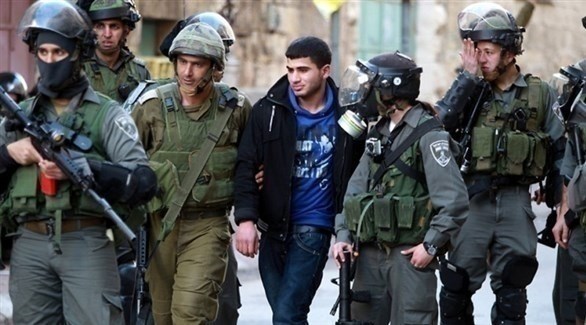 جنود الاحتلال الإسرائيلي يعتقلون فلسطينياً في الضفة الغربية (أرشيف)