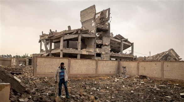 سوري في الرقة وسط أنقاض مبانيها (أ ف ب)