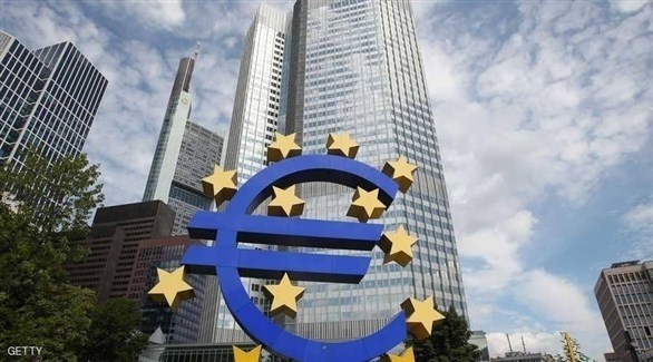 علامة اليورو أمام مقر البنك المركزي الأوروبي في فرانكفورت (غيتي)