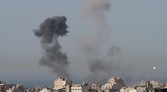 تصاعد الدخان في غزة بعد غارة إسرائيلية سابقة (أرشيف)
