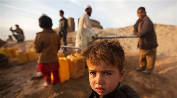 أطفال أفغان قرب مضخة مياه في كابول (أرشيف)