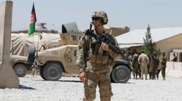 جندي من حلف أمام بوابة قاعدة عسكرية للحلف في أفغانستان (أرشيف) 
