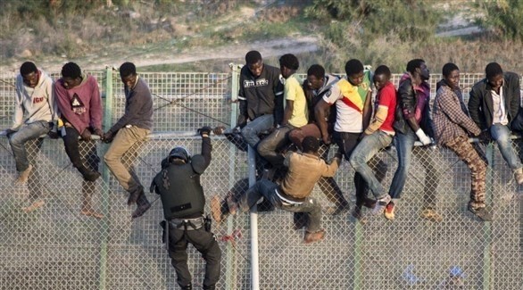مهاجرون يتسلقون الحدود المغربية الإسبانية (أرشيف)