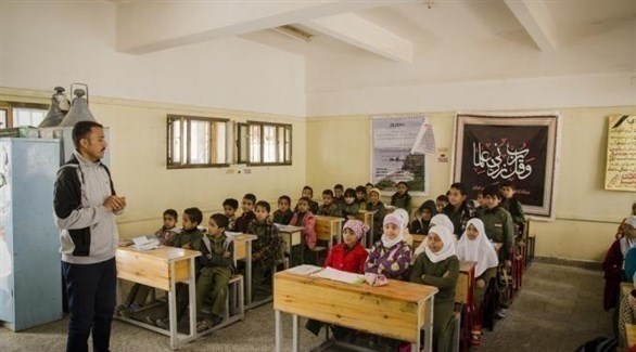 معلم يمني يؤدي واجبه في إحدى المدارس باليمن (أرشيف)