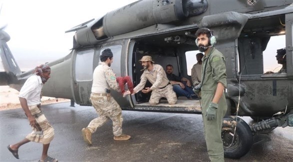 طائرة تابعة للتحالف العربي تنقل يمنيين من ضحايا إعصار لبان في المهرة (تويتر)