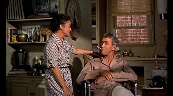 جيمس ستيوارت والممرضة ستيلا في فيلم "النافذة الخلفية" 1954  (أرشيف)