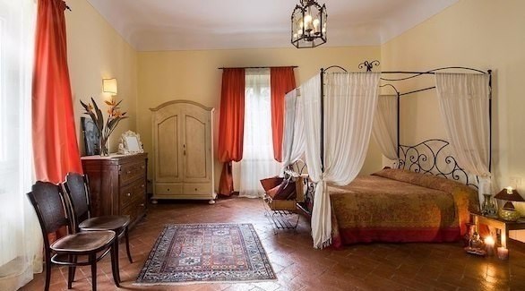 غرفة نوم  في فرع فندق "بي أند بي" بمدينة بروجيا الإيطالية (ديلي ميل)