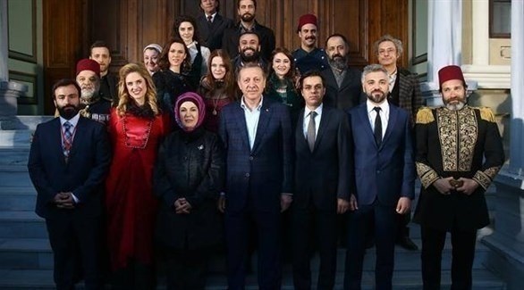 الرئيس التركي رجب طيب أردوغان مع ممثلي مسلسل "فيلينتا".(أرشيف)