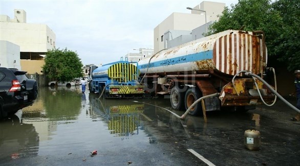 شاحنات صهاريج لشفط المياه المتراكمة في البحرين (الوطن البحرينية) 