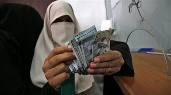 امرأة فلسطينية تعد مالاً في جنوب غزة.(أف ب)