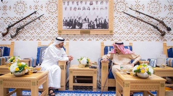الملك سلمان بن عبدالعزيز وولي عهد أبو ظبي نائب القائد الأعلى للقوات المسلحة الشيخ محمد بن زايد.(واس)