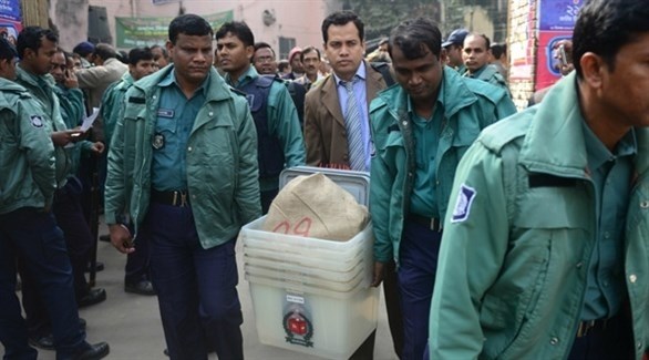 عناصر من الشرطة تنقل صناديق اقتراع في بنغلاديش (أرشيف)