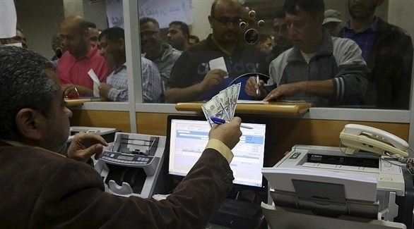 موظف من حماس ينتظر للحصول على راتبه بعد وصول الأموال القطرية إلى غزة.(أرشيف)