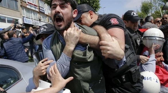 رجل أمن يعتقل متظاهراً خلال احتجاج في اسطنبول.(أب)