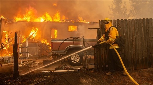 إطفائي يكافح حريق "كامب فاير" في كاليفورنيا (تويتر) أرشيف)