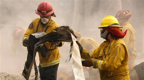 رجال إطفاء يكافحون حريق كاليفورنيا (تويتر)